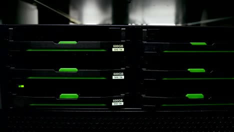 4k: servidores de datos mientras trabajan luces de led están parpadeando