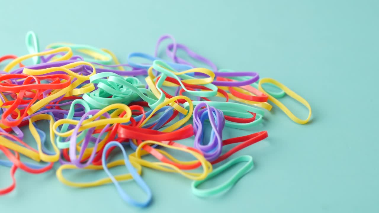 bandas de goma de color arco iris en un fondo de color