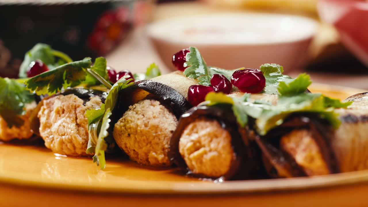 berenjena rellena con granada y hierbas