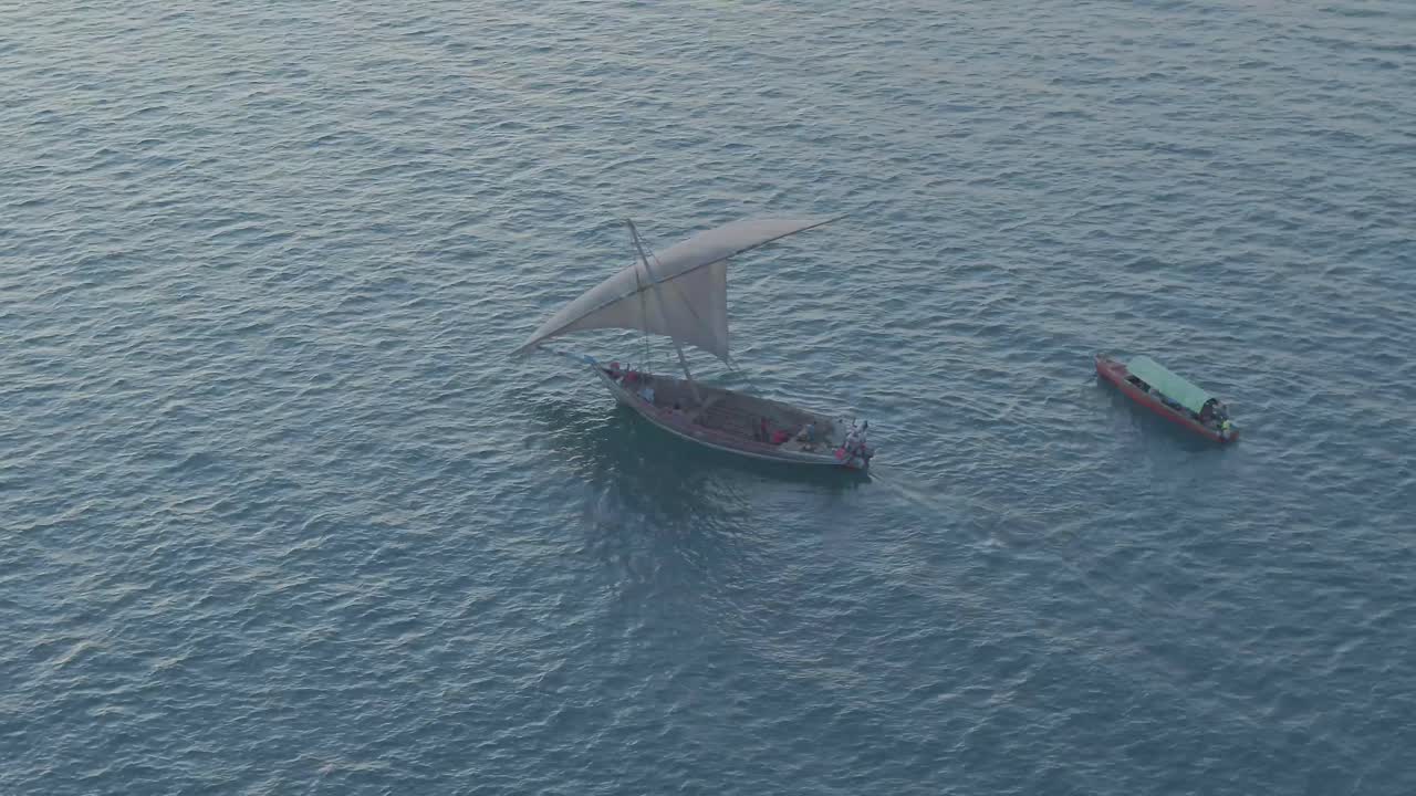 동아프리카 잔지바르 해안 에서 항해 하는 항해 보트 의 드론 스 ⁇  영상
