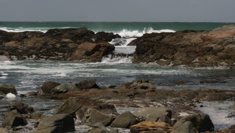 Las-Olas-Del-Océano-Se-Lavan-Sobre-Las-Rocas-En-Una-Piscina