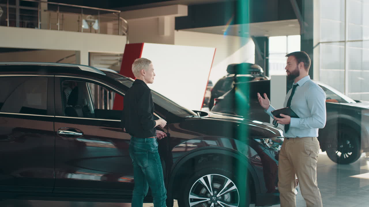 vendedor de automóviles y cliente en la sala de exposiciones