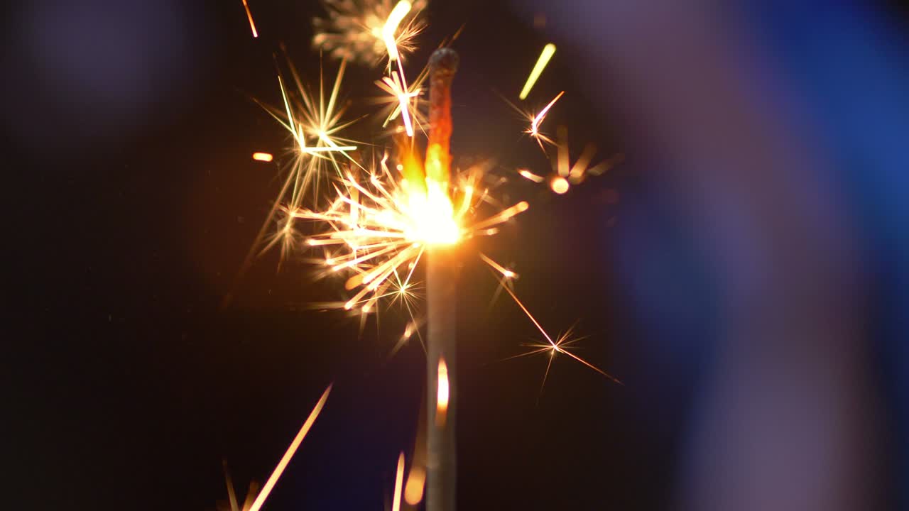 fuego de bengala ardiente y chispas en el fondo desenfocado en 4k
