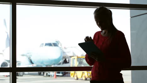 Frau-Mit-Block-Am-Flughafen