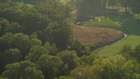 Sobrevuelo-De-Un-Hermoso-Campo-De-Golf-Al-Atardecer-En-Verano