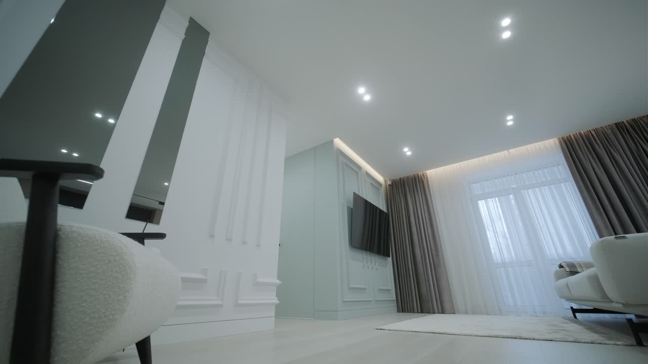 luxuosa sala de estar blanca con una decoración elegante