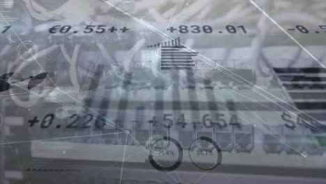 animación de múltiples gráficos con signos y números de divisas a través de cables conectados a una computadora