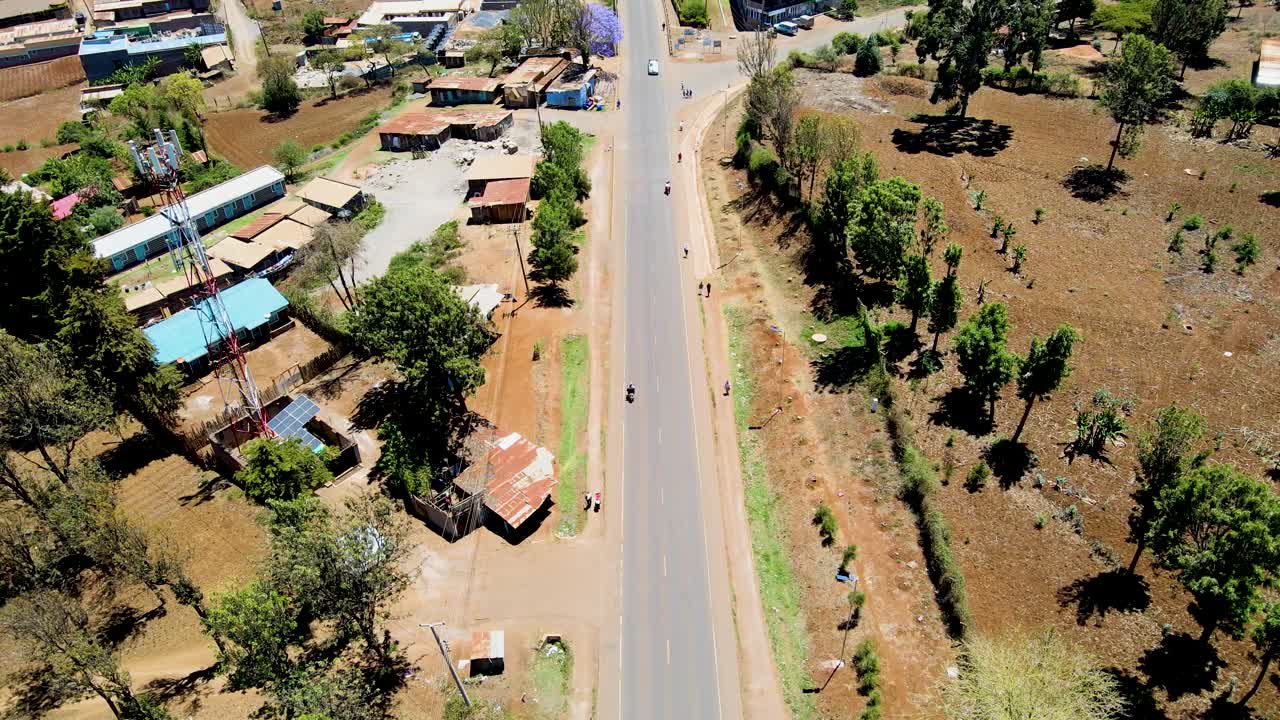 케냐의 시골 마을에서 킬리만자로가 배경입니다.