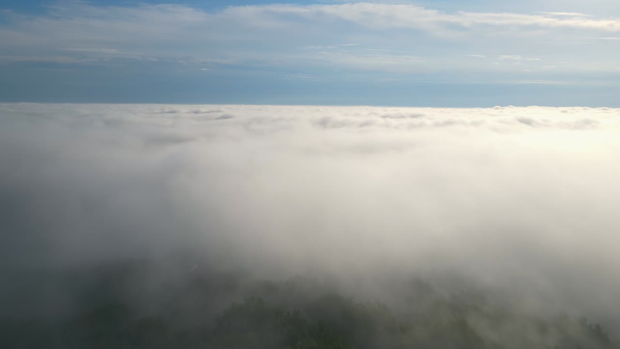 volando en las nubes volando en los nubes las nubes se mueven en la cámara volando a través de la nube