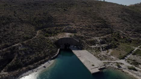 Dronie-Drohne-Schoss-Weg-Von-Einem-Bunker-Aus-Dem-Zweiten-Weltkrieg-Und-Zeigt-Schließlich-Die-Albanische-Kruste-Auf-Der-Höhe-Von-Palermo-Auf-Sh8