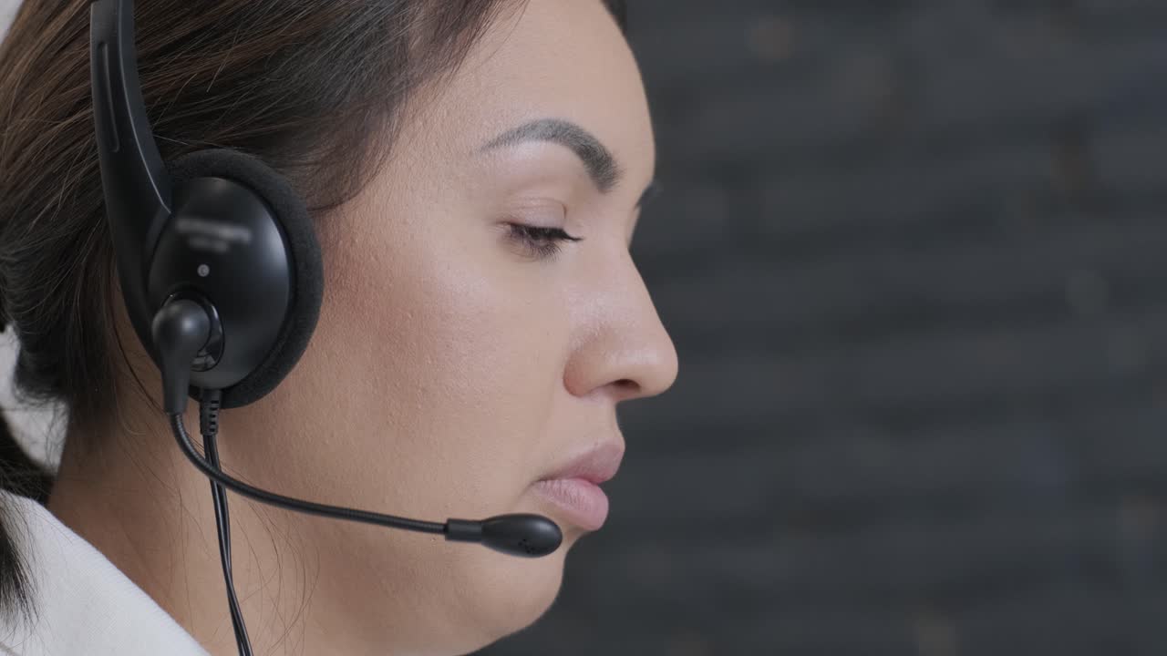 Kvinnelig kundesenteroperatør og kundestøtteagent med hodesett konsulterer klienter online, skriver på bærbar PC, snakker i internett-chat, hjelpelinjeoperatør og sekretær foretar videokonferansesamtale.