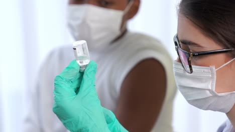 Un-Joven-Visita-A-Un-Médico-Experto-En-El-Hospital-Para-Vacunarse