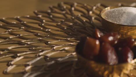 primer plano de un plato de dátiles sobre la mesa en una casa musulmana celebrando el eid 1