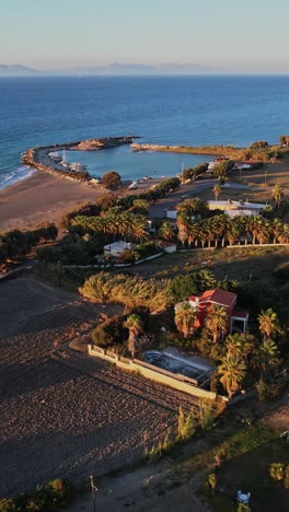 paisaje costero con vegetación exuberante y costa tranquila al atardecer