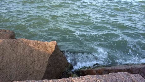 Dies-Ist-Ein-Clip-Von-Wellen,-Die-Sich-Am-Strand-Brechen,-Mit-Booten-Im-Hintergrund