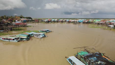 aldea flotante inundada durante la temporada de monzones, sudeste de asia
