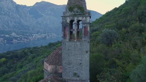 Volar-Cerca-De-Las-Ruinas-Del-Campanario-De-La-Iglesia-En-La-Bahía-De-Kotor-Montenegro,-Antena