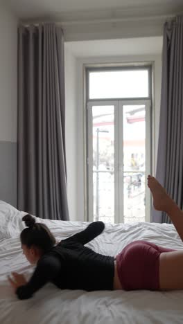mujer practicando yoga en su dormitorio