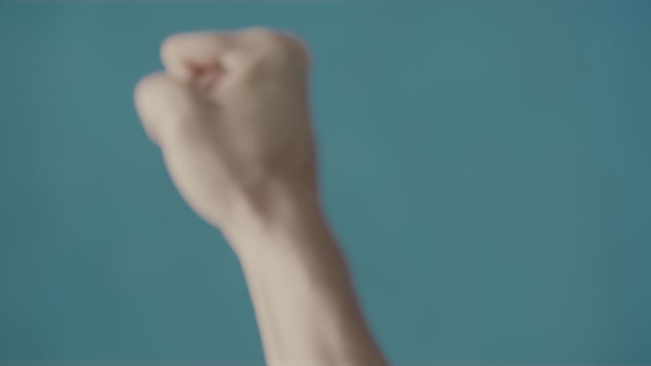 주먹을 들어 올리는 사람