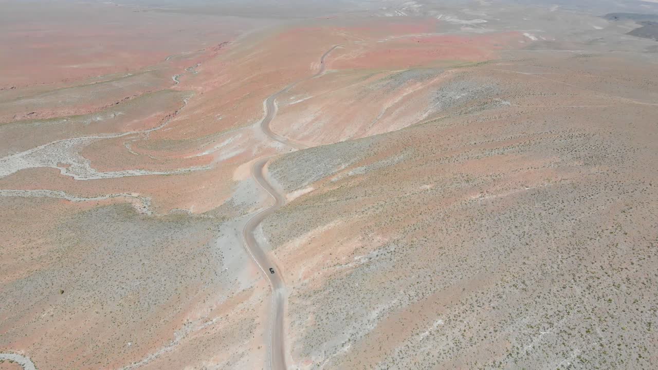 사막 도로에서 차량의 조감도