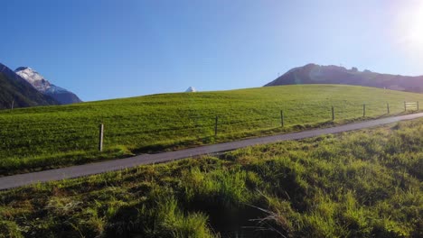 Vista-Panorámica-Del-Campo-De-Hierba-En-Maiskogel-En-Verano---Toma-Aérea