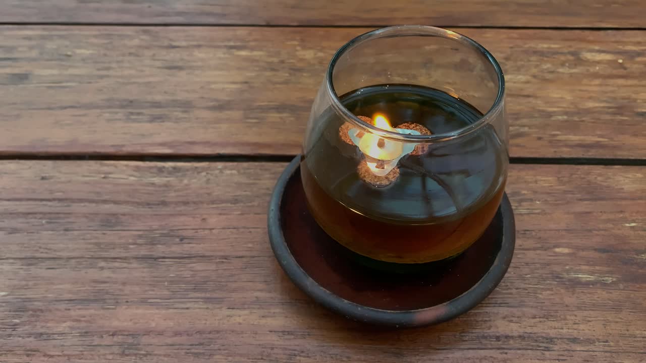 복사 공간과 함께 레스토랑 테이블 저녁 식사에  ⁇ 불을 닫으십시오