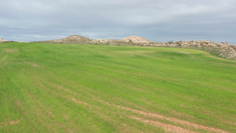 paisaje rural con campo verde día aéreo nublado montañas rocosas españa