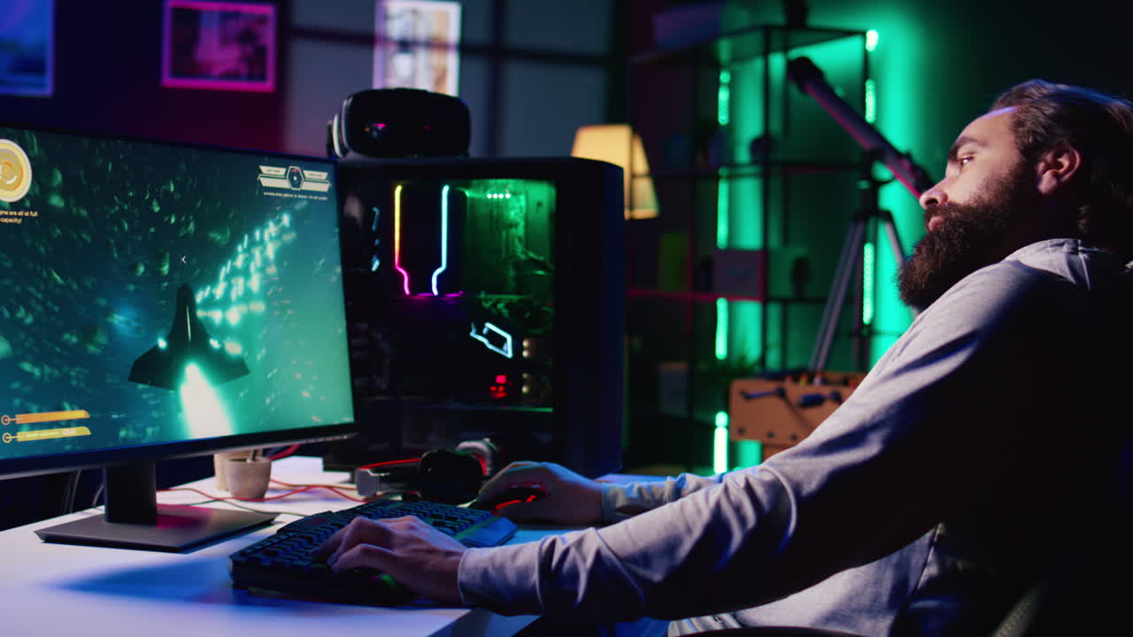 재미있는 비디오 게임을 하면서 재미와 웃음을 즐기는 사람, 은하계를 통해 우주선을 비행하는 사람