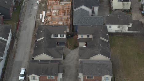 vista de pájaro de casas frente al centro de houston
