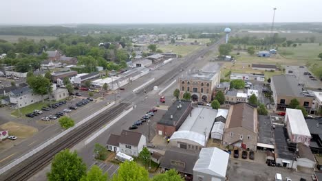 Downtown-Three-Oaks,-Michigan-Mit-Drohnenvideo-Beim-Einzug