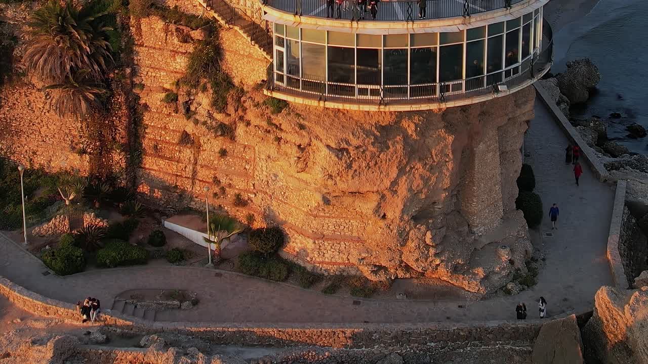 Vista aerea verticale di onde marine turchesi