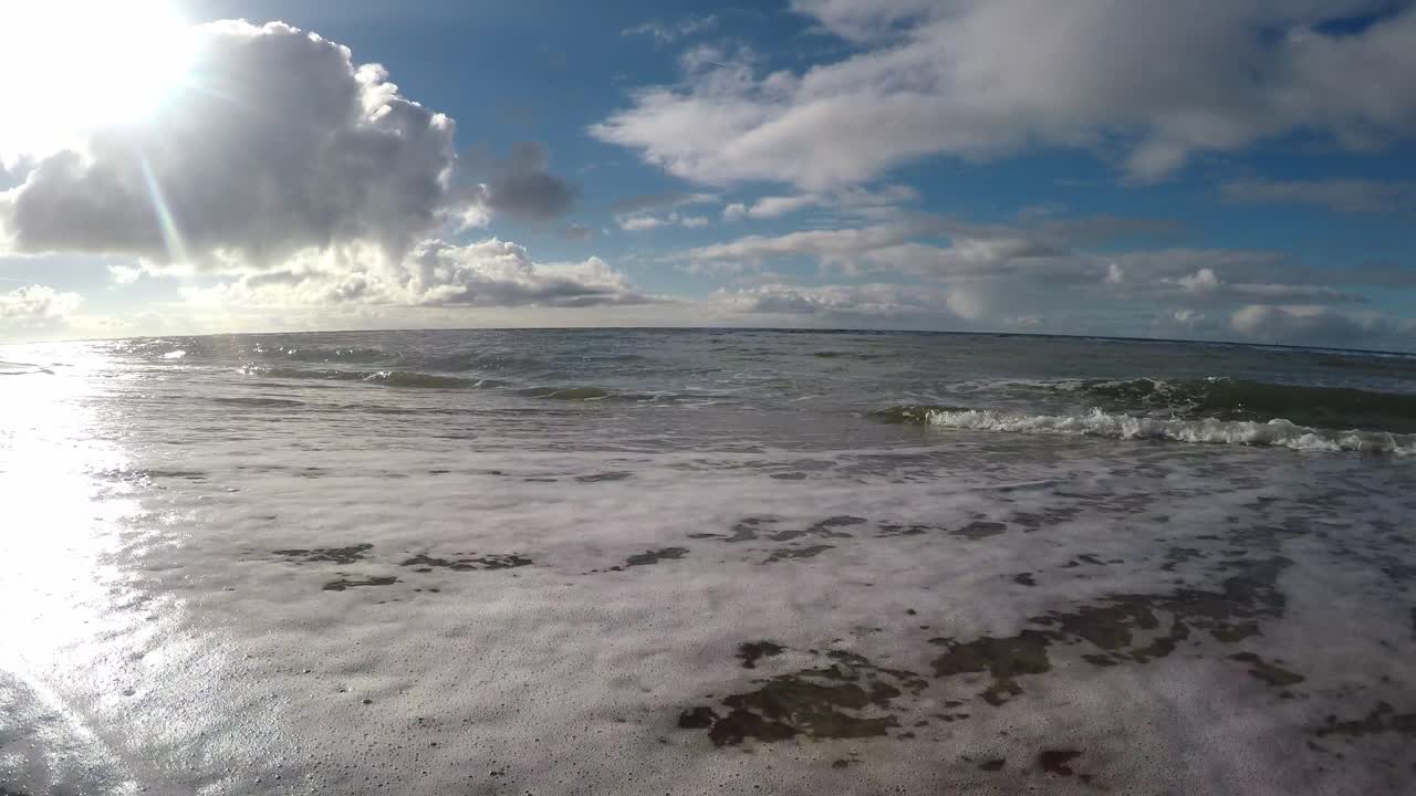 파도가 해변에 밀려온다