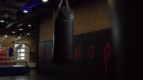 interior del gimnasio de boxeo con saco de boxear