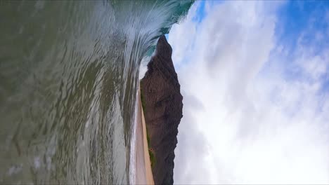 barril de la ola de la costa del océano chocando contra la playa en hawaii, cámara lenta vertical