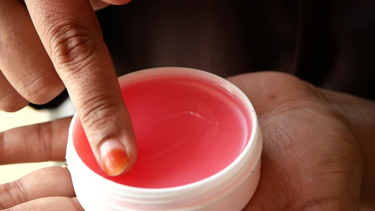 cerca de bálsamo para los labios rosa en un frasco blanco