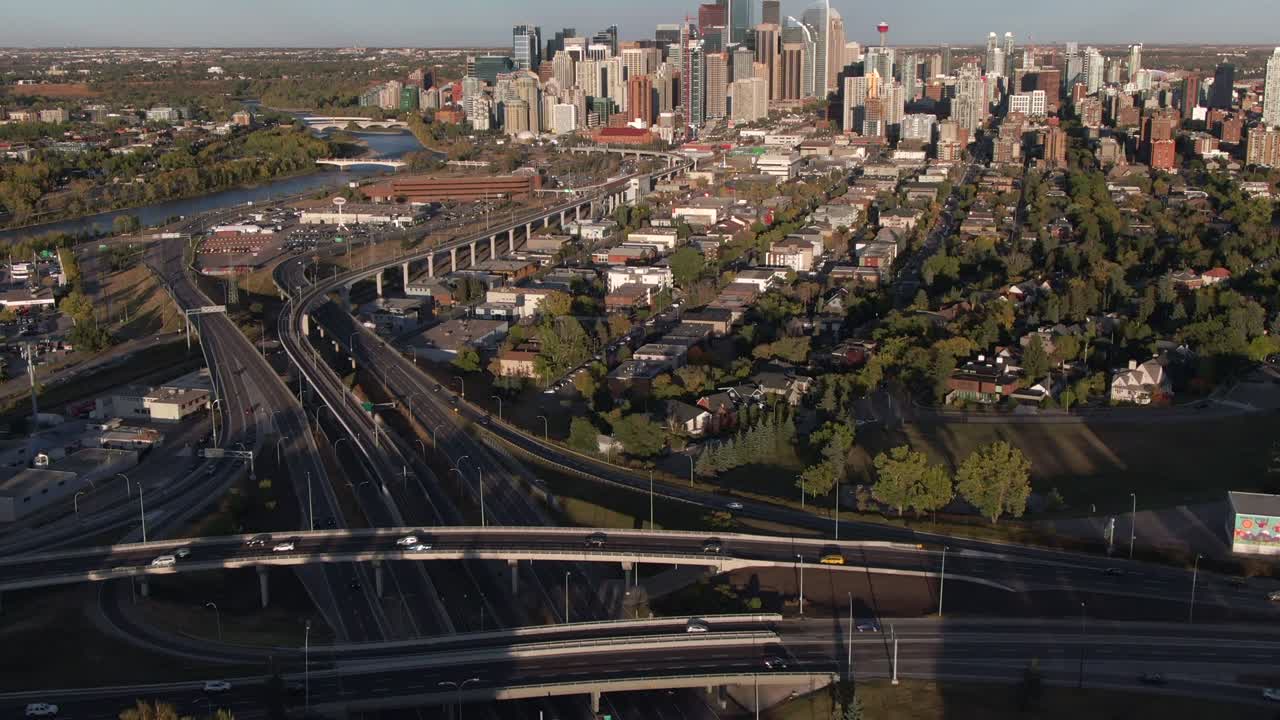 calgary, alberta, canadá, vista aérea del paisaje urbano que muestra edificios modernos en el distrito financiero de día durante el verano