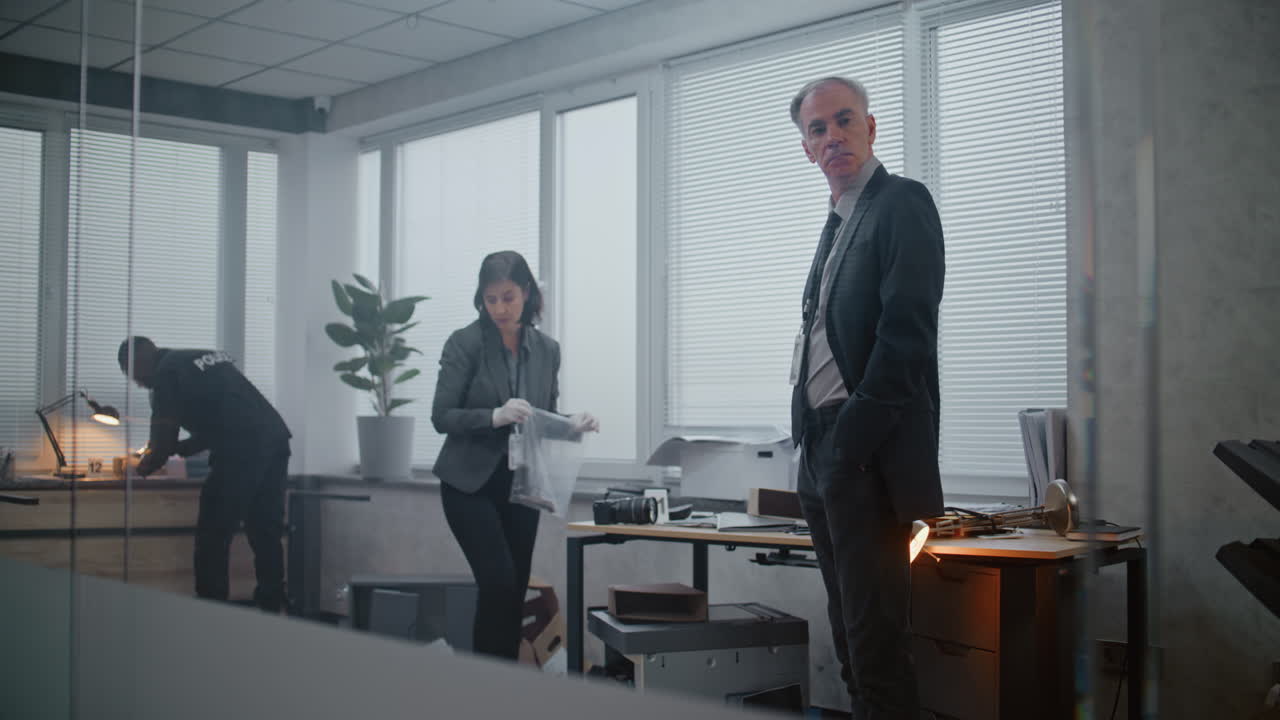 investigación policial en el despacho