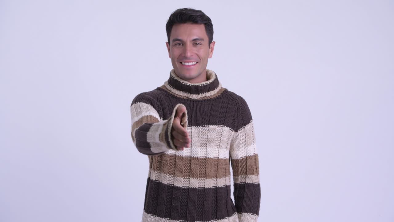 joven y guapo hombre hispano listo para el invierno