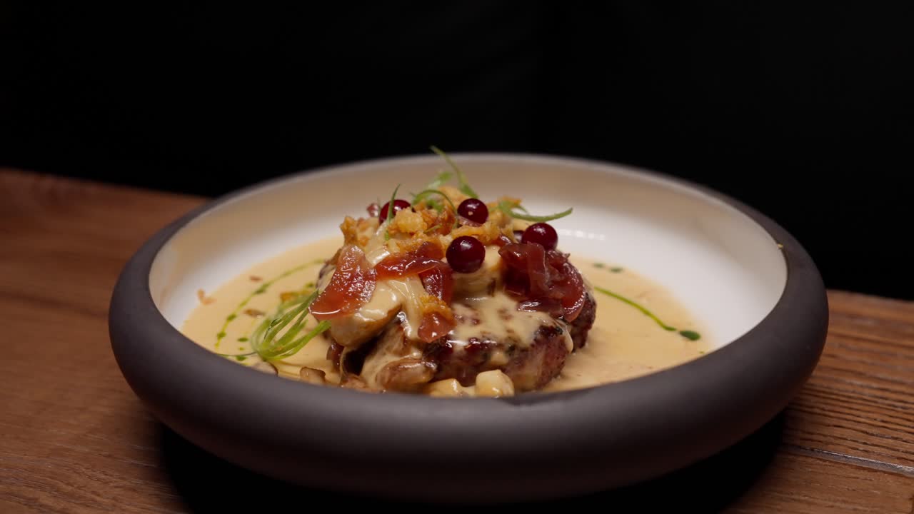 Gourmet kjøttrett med tranebær og kremet saus