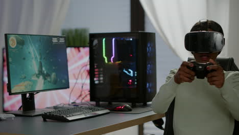 mujer negra de videojuegos ganando un juego de disparos espaciales usando realidad virtual