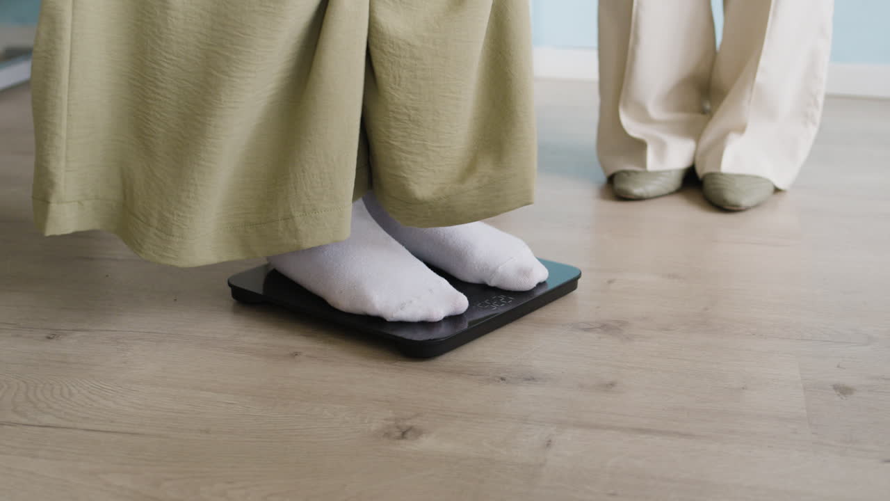 persona de pie en una escala