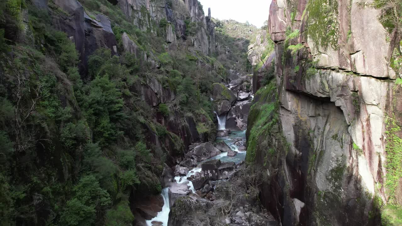 volar por encima de un hermoso paisaje natural desde faião gerês portugal