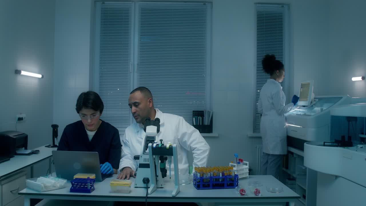 científicos que colaboran en un laboratorio