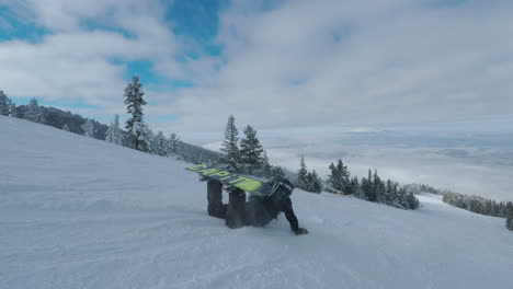 Cerca-De-Un-Deportista-Extremo-Haciendo-Snowboard-Y-Cayendo-Sobre-La-Nieve