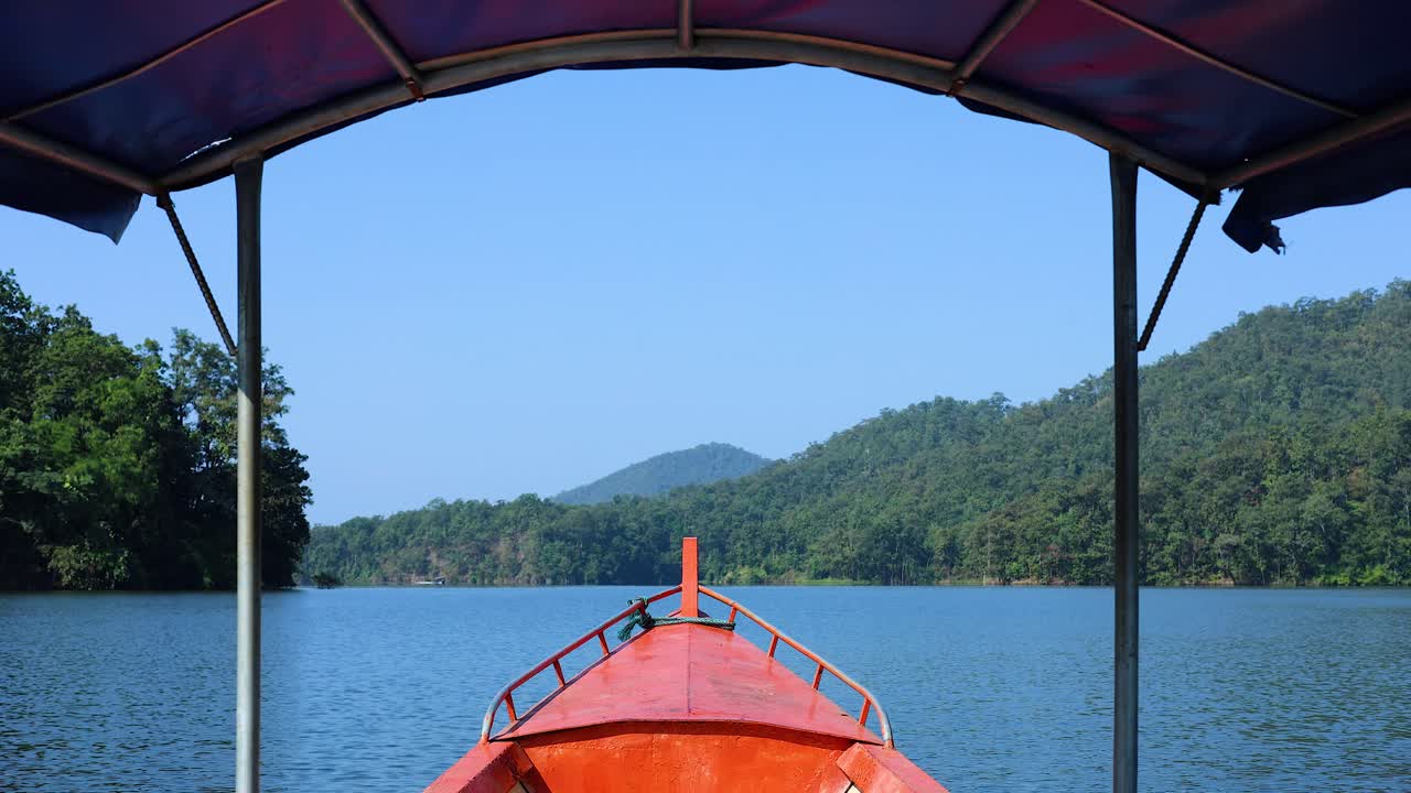 조용 한 산 호수 를 가로질러 보트 타기