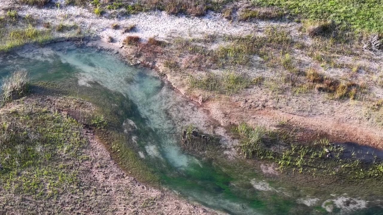 Veduta aerea di un fiume a Hessel, Michigan, con il Lago Huron visibile alla sua foce.