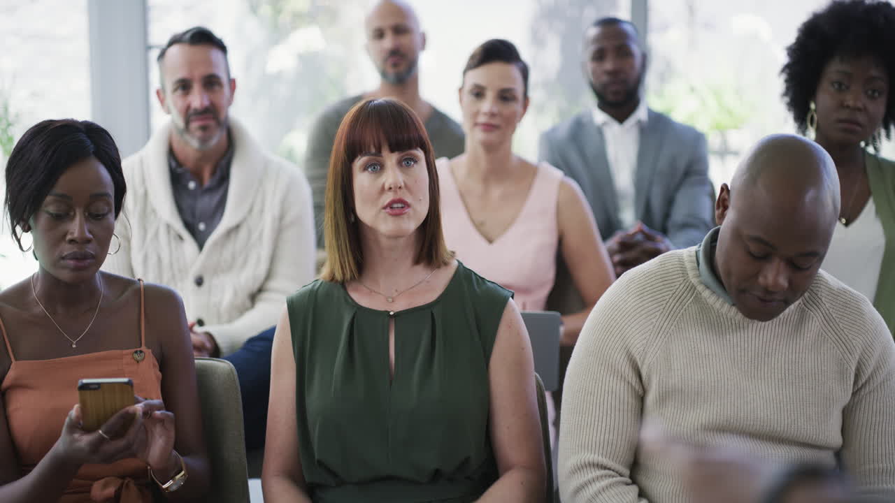 젊은 사업가 여성이 손을 들고