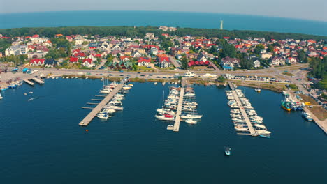vista panorámica de drones de yachts amarrados en el puerto deportivo de jastarnia, polonia en un soleado día de verano