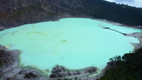 vista aérea de kawah putih, lago de cráter blanco en el monte patuha, bandung, java occidental, indonesia