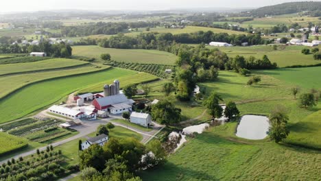 Condado-De-Lancaster,-Pennsylvania,-Colinas-Onduladas,-Agricultura-De-Contorno,-Tierras-De-Cultivo-Durante-El-Verano,-Toma-Aérea-Alta